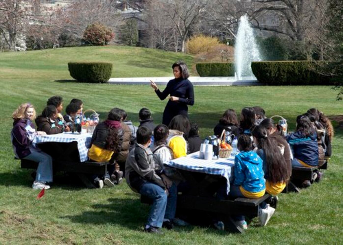 Michelle Obama, schoolchildren start White House garden
