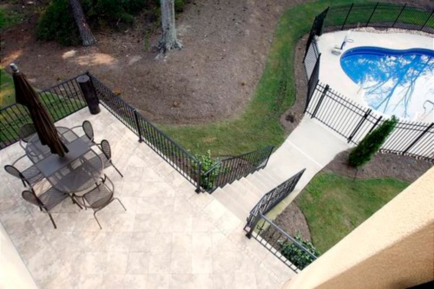 Amazing Room: Pools and pool structures