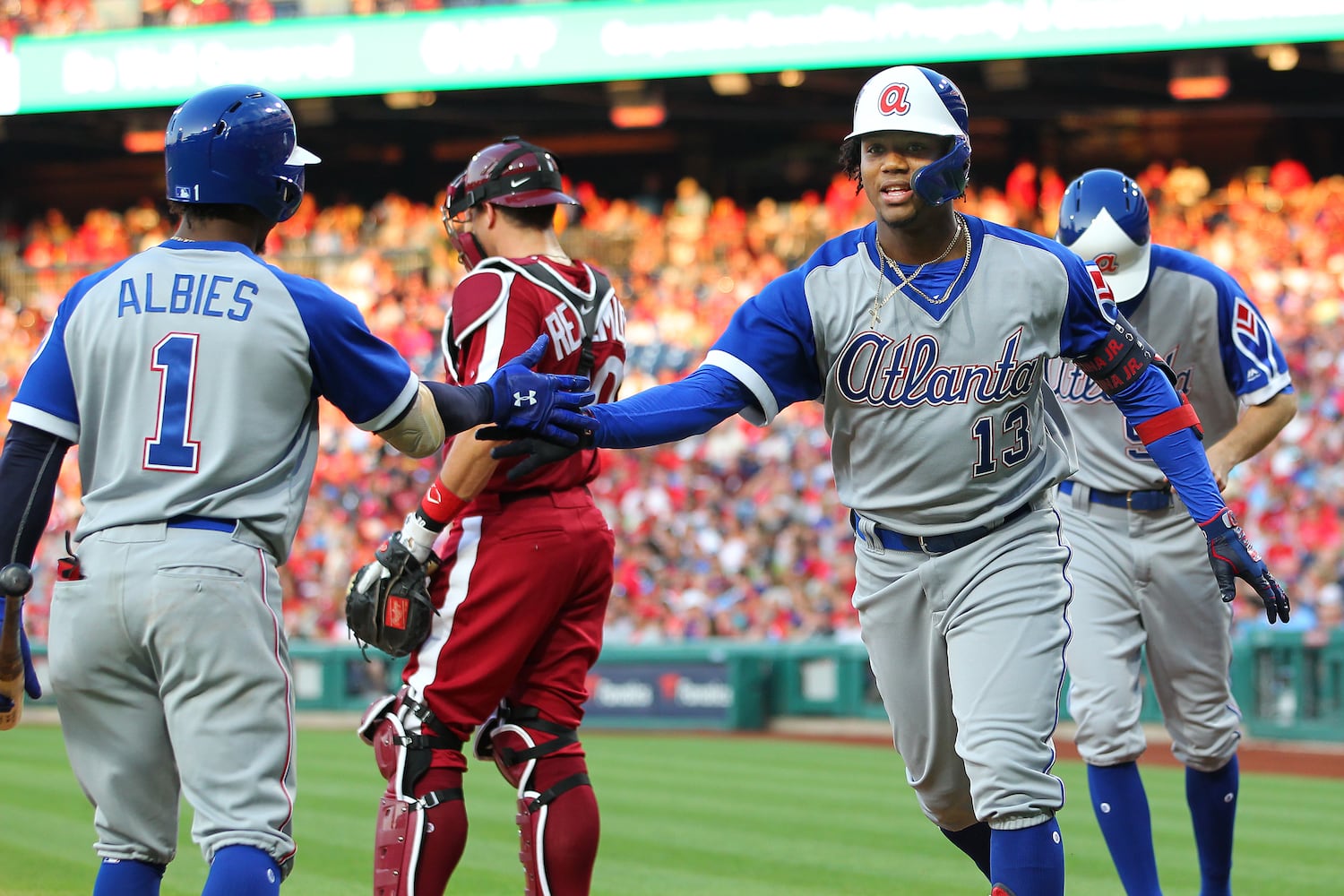 Photos: Braves wear throwback uniforms against Phillies