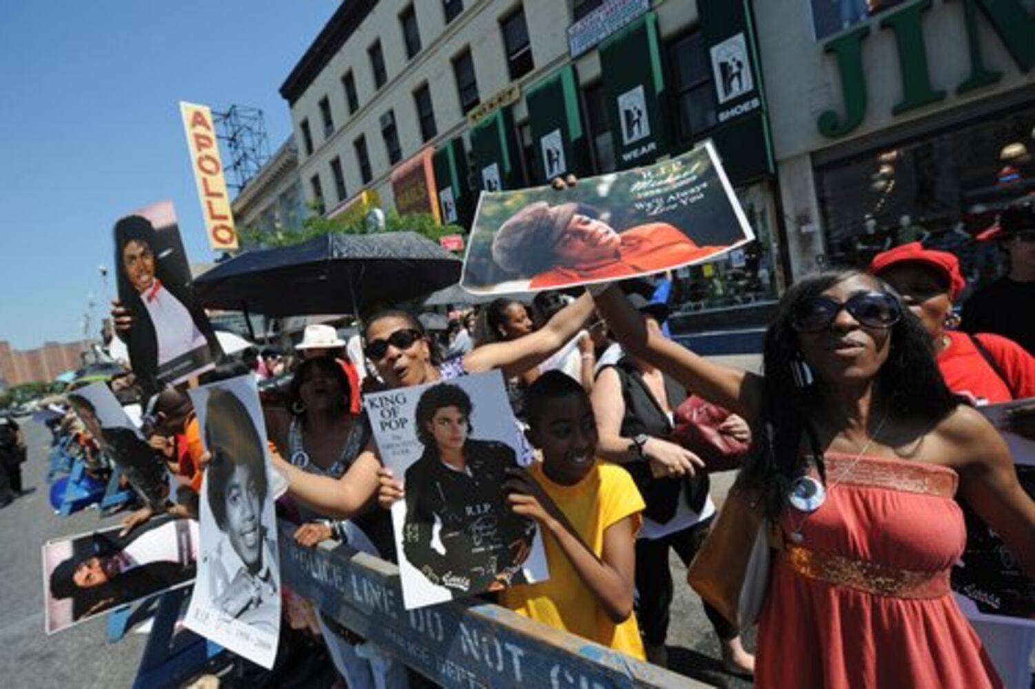 Fans honor Michael Jackson at Apollo Theater