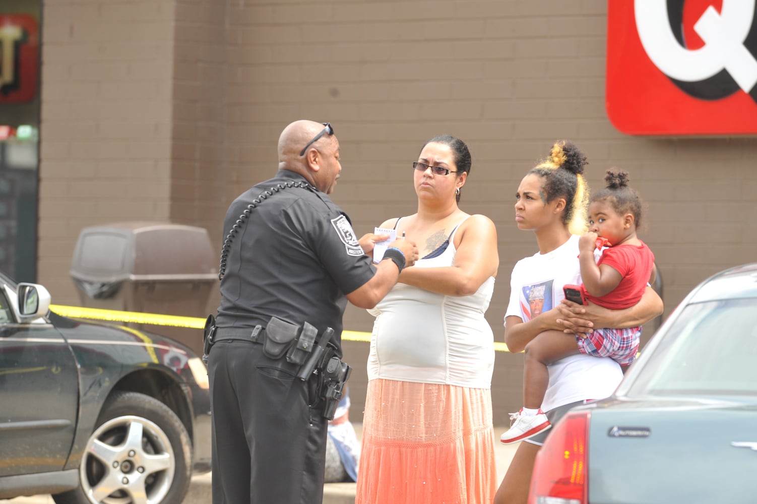 Man shot inside south DeKalb Quik Trip