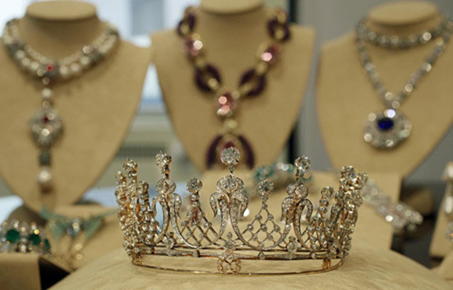 Elizabeth Taylor's jewels come to auction
