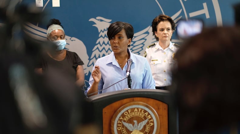 May 30, 2020 - Atlanta - Atlanta Mayor Keisha Lance Bottoms announced a 9pm curfew as protests continued for a second day. Protests over the death of George Floyd in Minneapolis police custody spread around the United States on Saturday, as his case renewed anger about others involving African Americans, police and race relations. Ben Gray for the Atlanta Journal Constitution