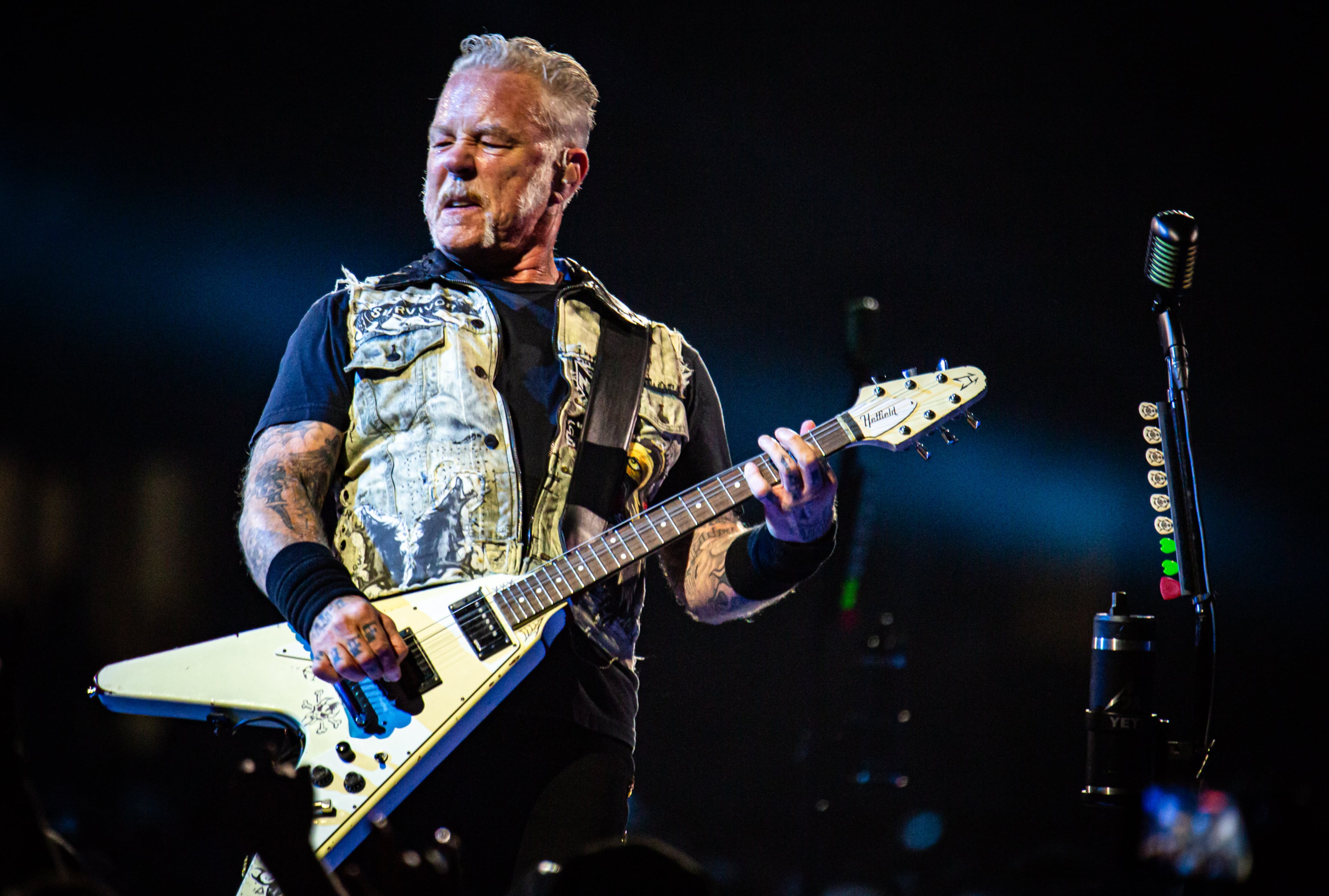 Metallica played in the round to a completely sold out Mercedes-Benz Stadium on Tuesday night covering hits spanning over 40 years. (Ryan Fleisher for the AJC)