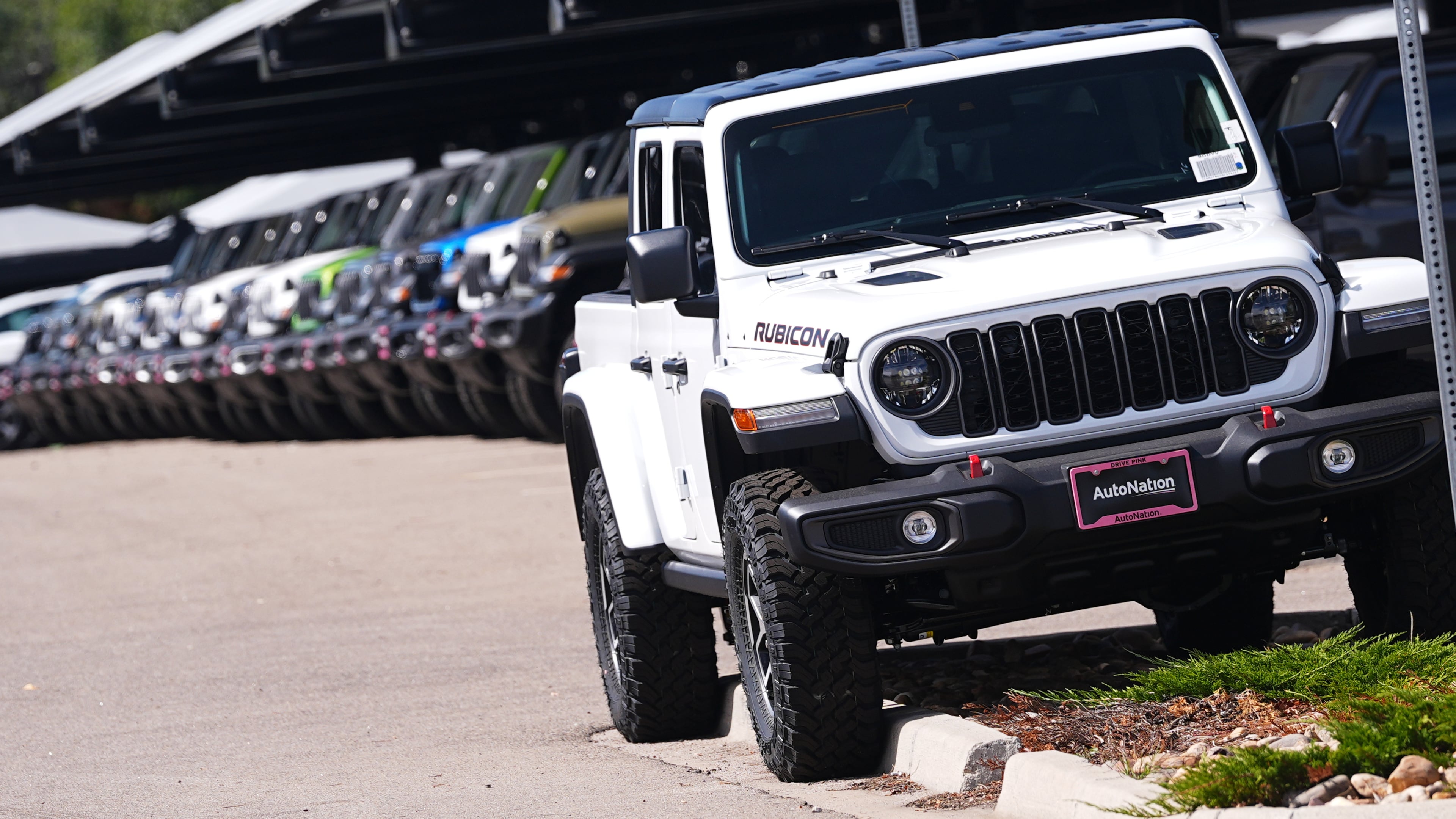 FILE - Unsold 2025 Gladiator pickup trucks sit on display outside a Jeep dealership Friday, Sept. 26, 2025, in Englewood, Colo. (AP Photo/David Zalubowski, File)