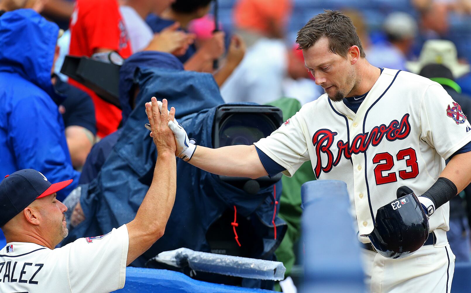 Braves lead 6-1 at rain delay