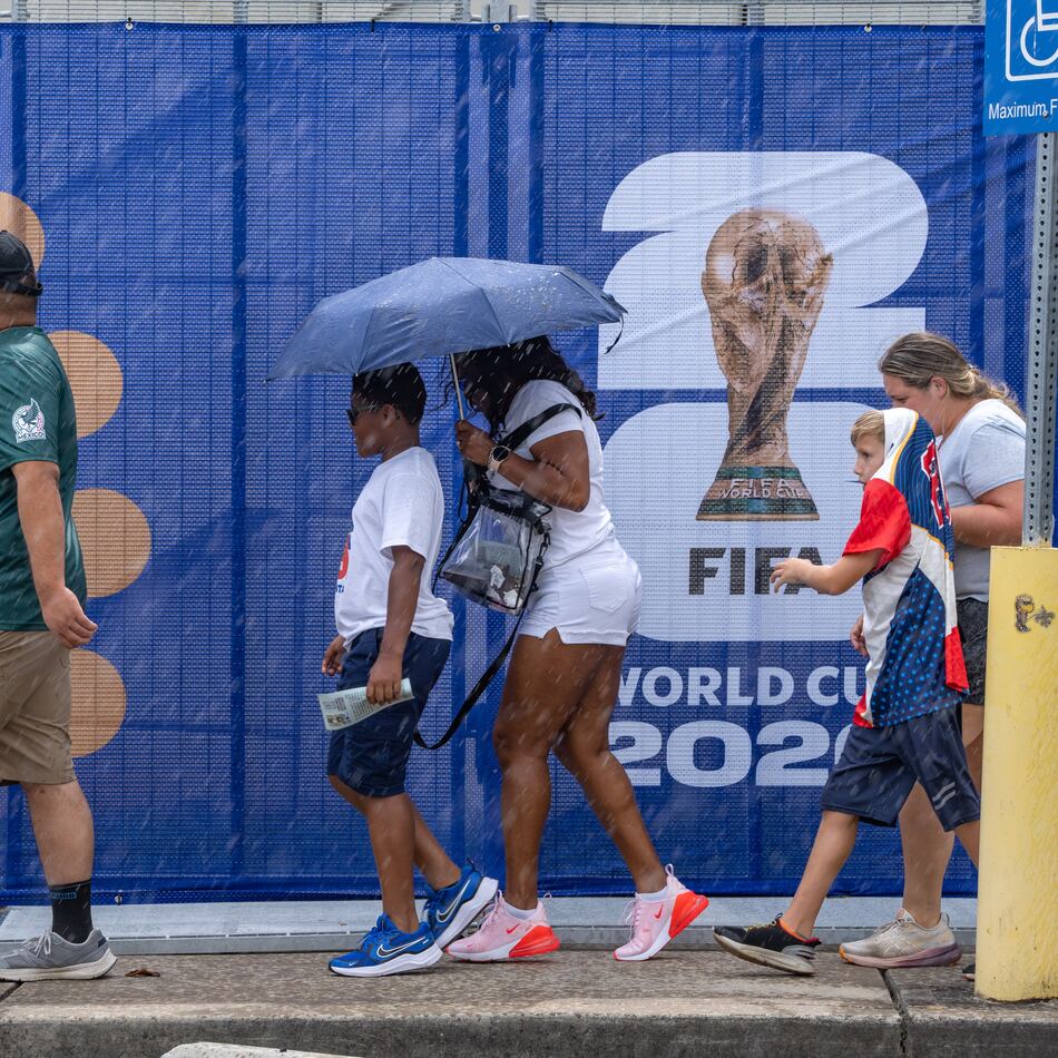 Soccer fans walk in the rain to Atlanta Stadium for the South Africa vs. Czechia match on Thursday, JUne 18, 2026. (Ben Hendren for the AJC)