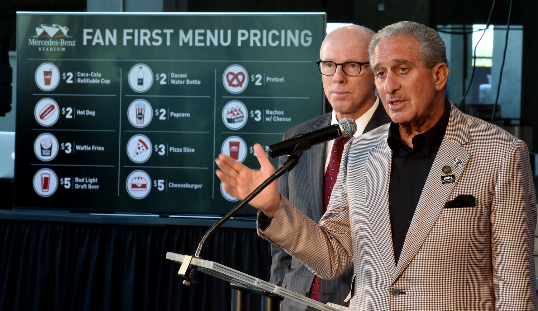 Atlanta Falcons treat guests to preview of Mercedes Benz Stadium food