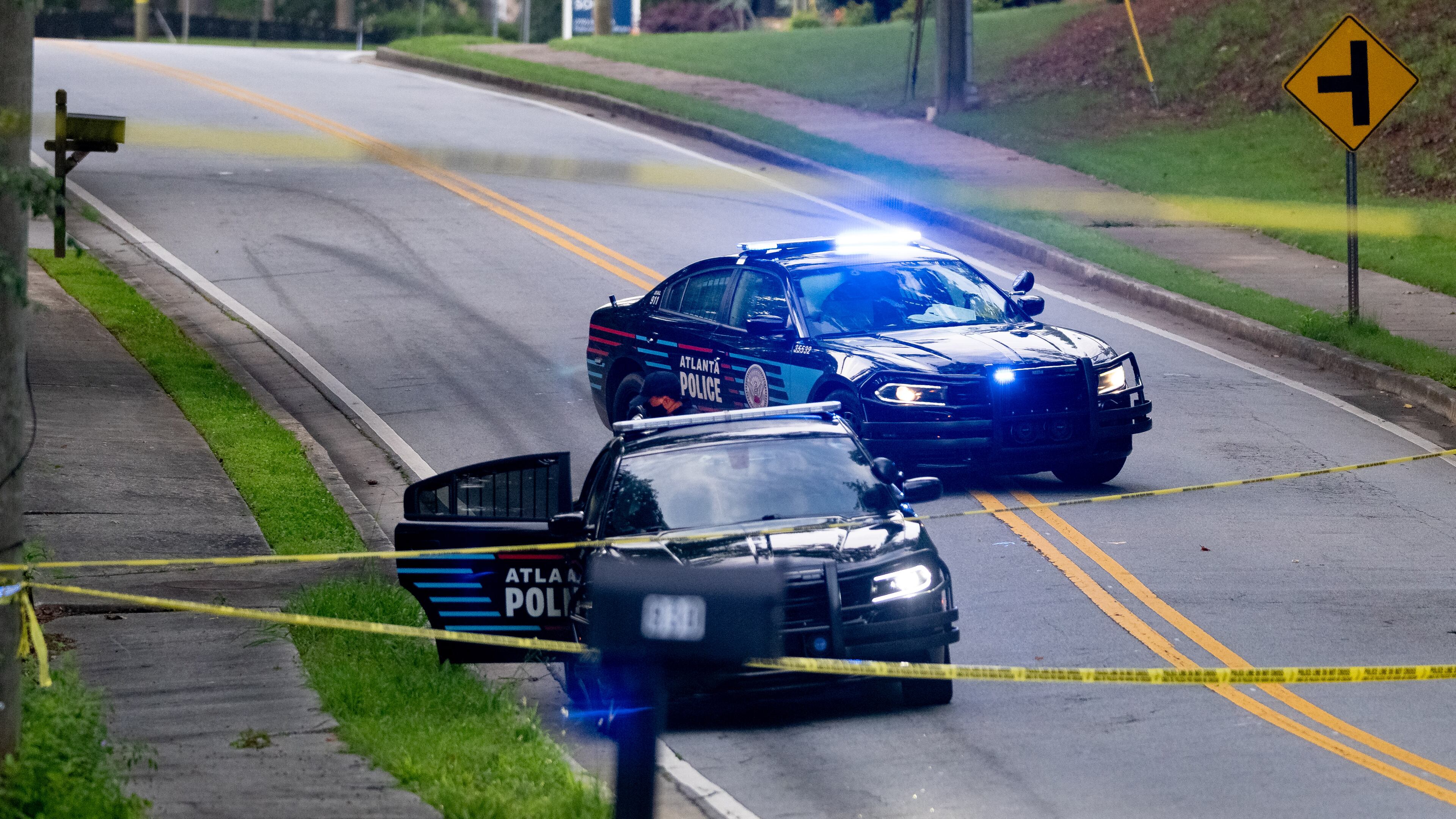 Atlanta police investigate deadly shooting at a southwest Atlanta home early Monday. (Ben Hendren for the AJC)