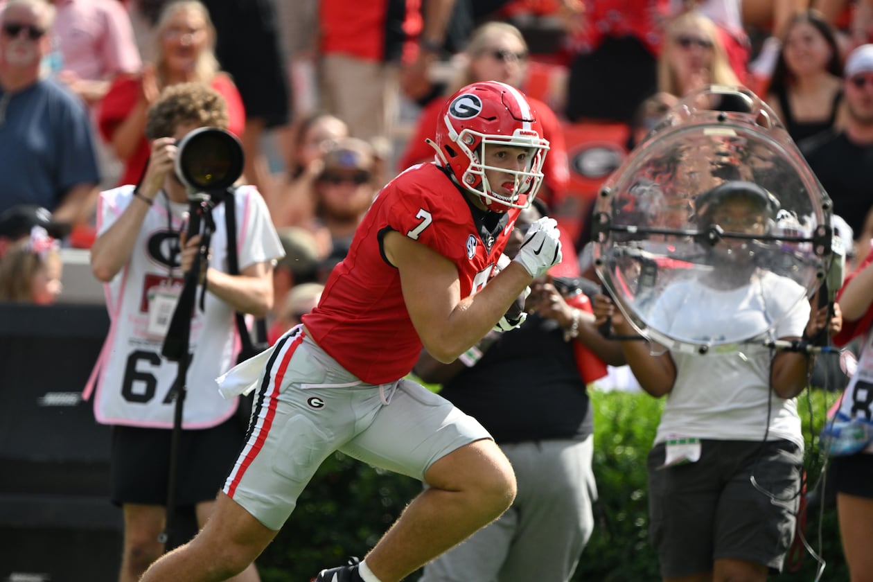 Georgia tight end Lawson Luckie exited the Mississippi State game after taking a hit to the head. (Hyosub Shin/AJC)