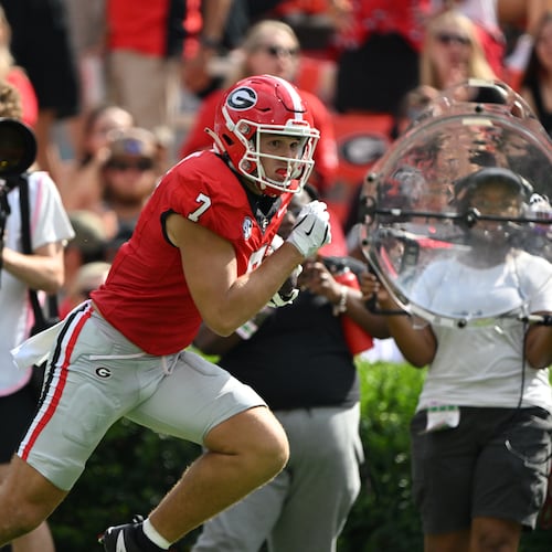 Georgia tight end Lawson Luckie exited the Mississippi State game after taking a hit to the head. (Hyosub Shin/AJC)