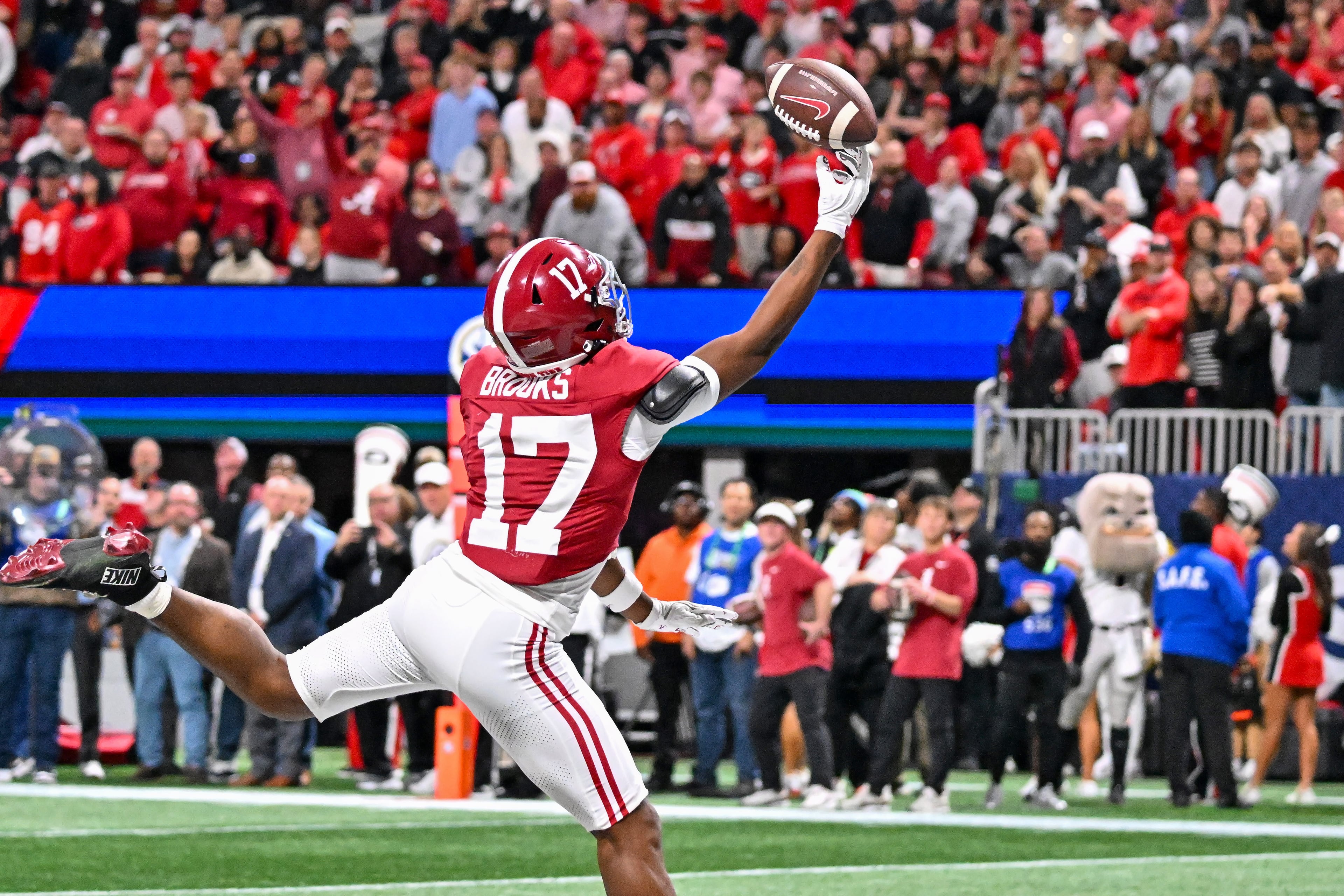 Alabama wide receiver Lotzeir Brooks (17) is unable to Cath an intended touchdown pass against Georgia during the fourth quarter of the SEC Championship game at Mercedes-Benz Stadium, Saturday, Dec. 6, 2025, in Atlanta. (Hyosub Shin / AJC)