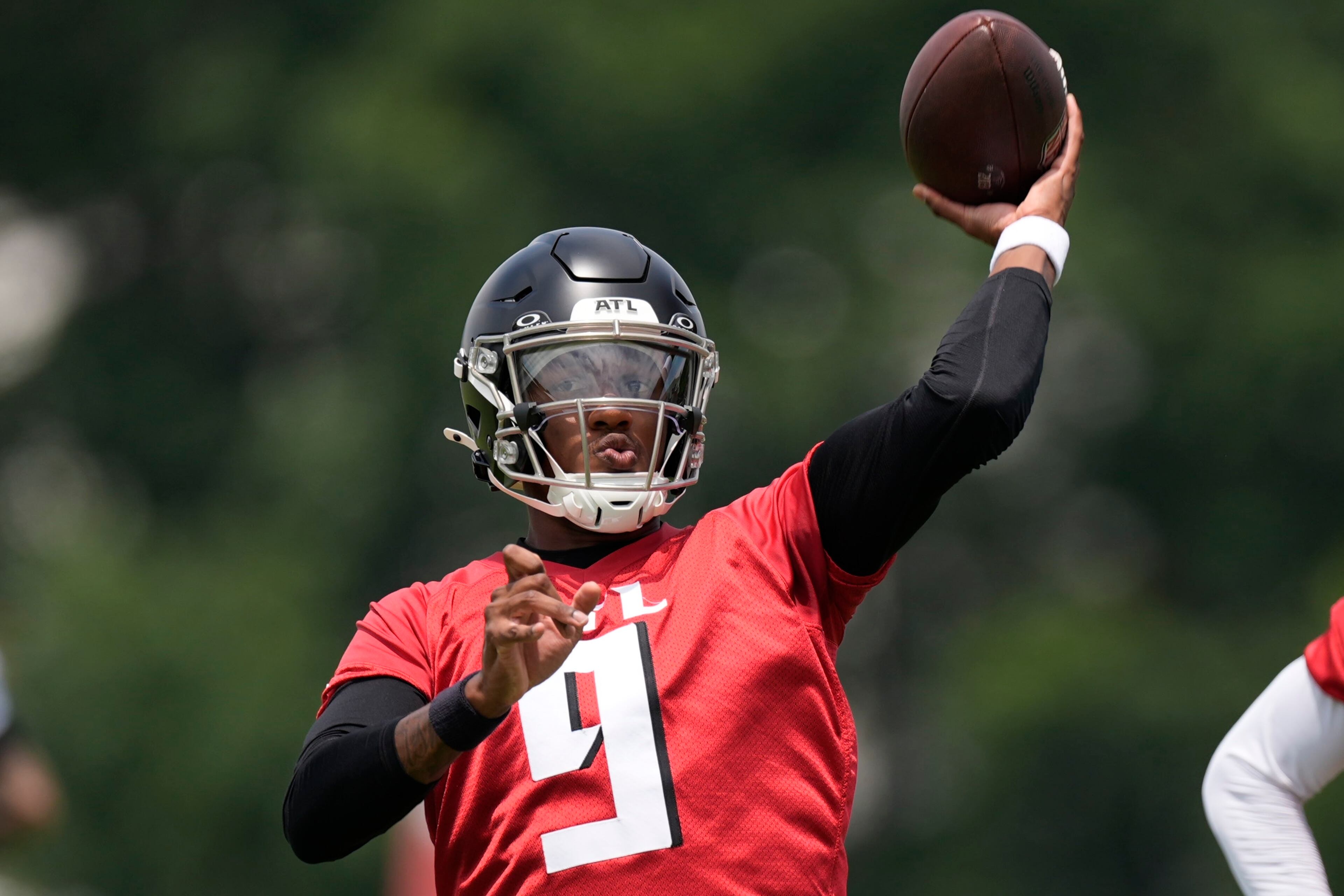 “Michael is going to do great; he’s going to have a great career,” backup quarterback Kirk Cousins said of quarterback Michael Penix Jr., shown here at Falcons practice in Flowery Branch. (Mike Stewart/AP)