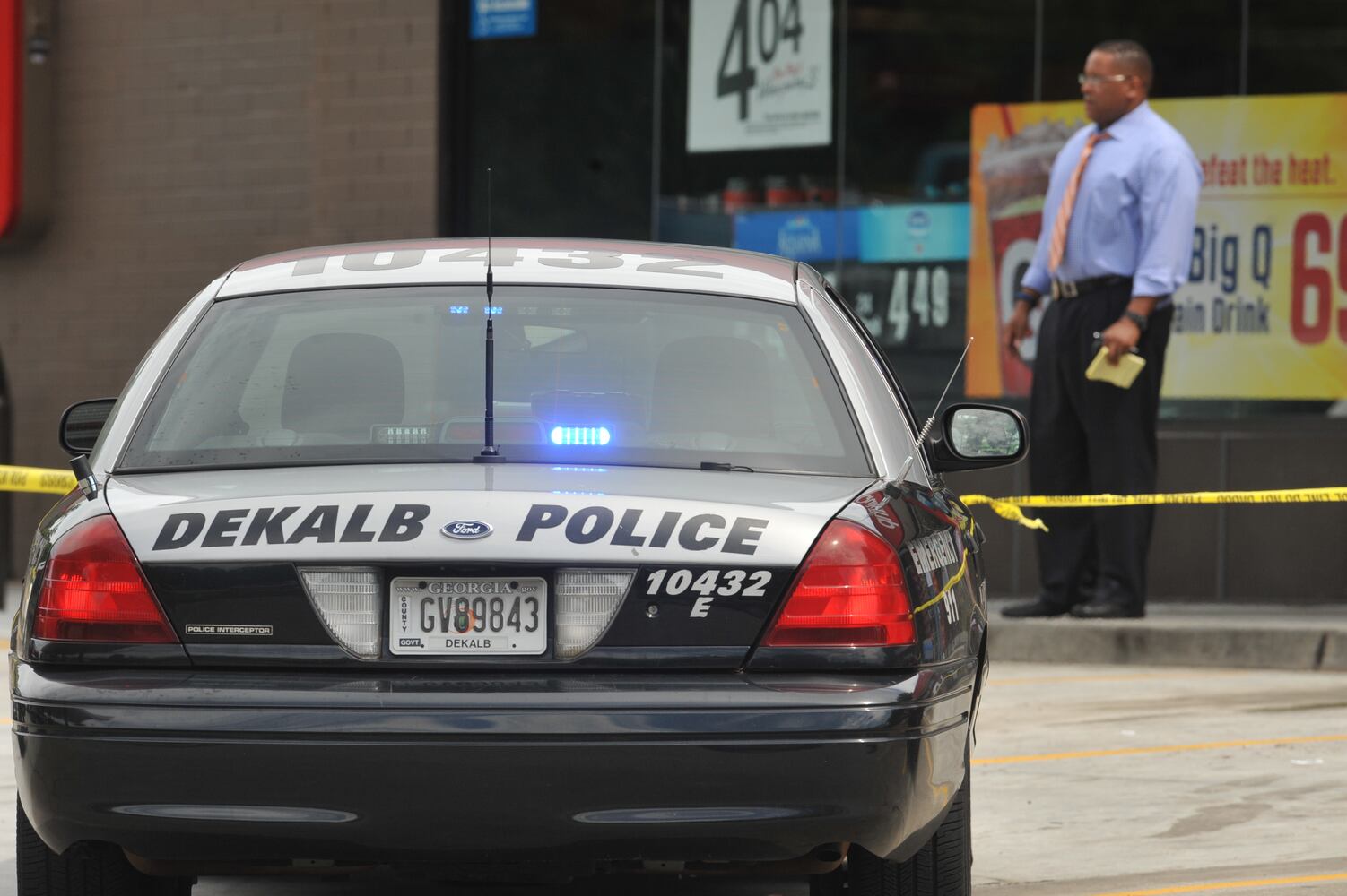 Man shot inside south DeKalb Quik Trip