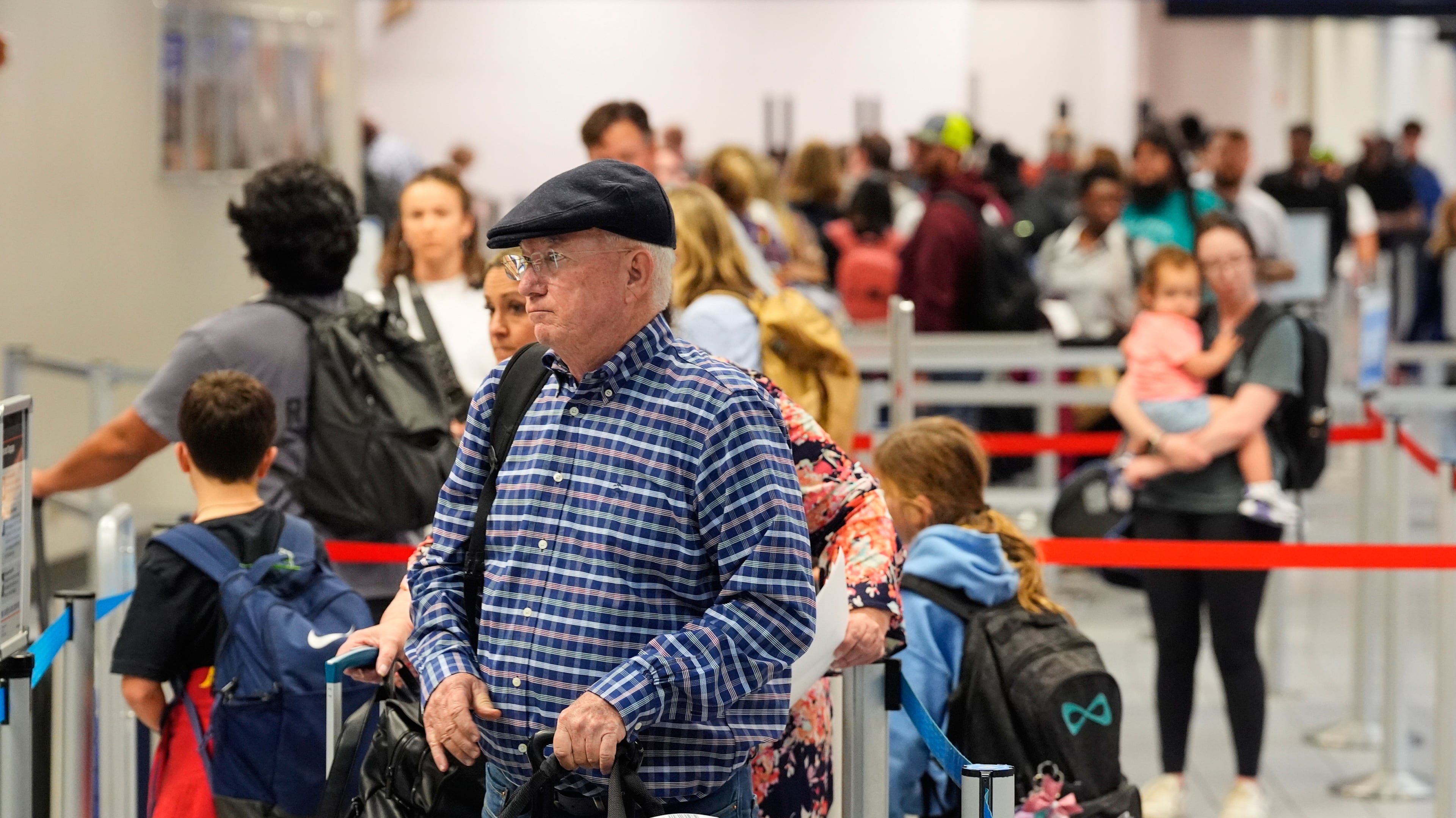 Travelers stand in line at a ticketing gate at the Dallas Fort Worth International Airport, at DFW Airport, Texas, Friday, Nov. 21, 2025. (AP Photo/Tony Gutierrez)