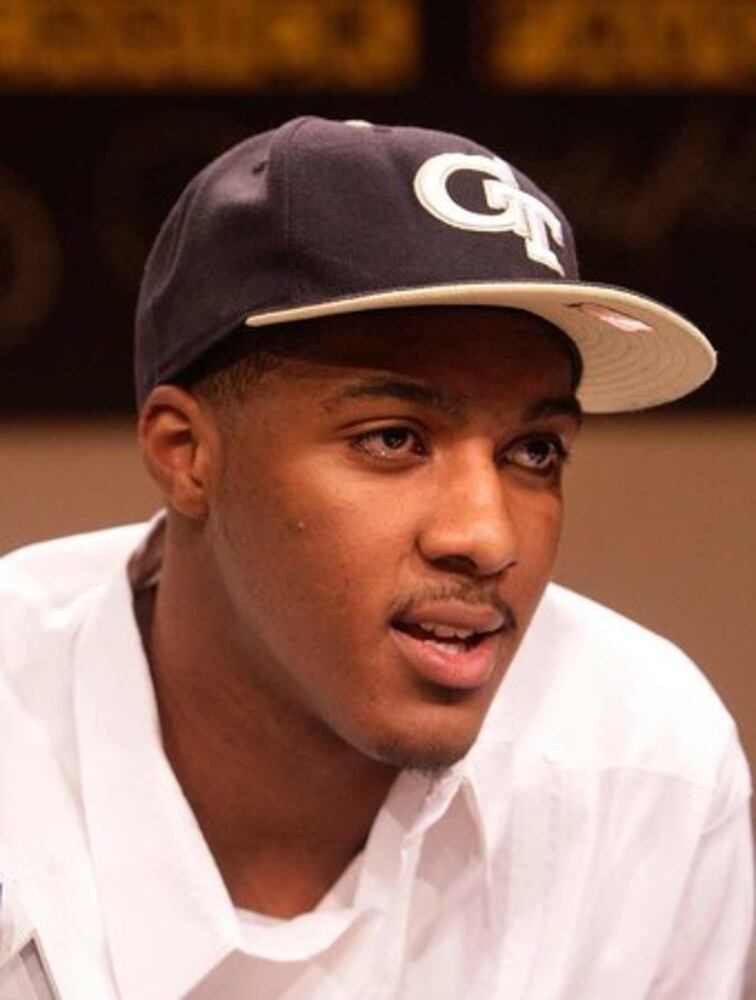 Georgia Tech: Derrick Favors signs