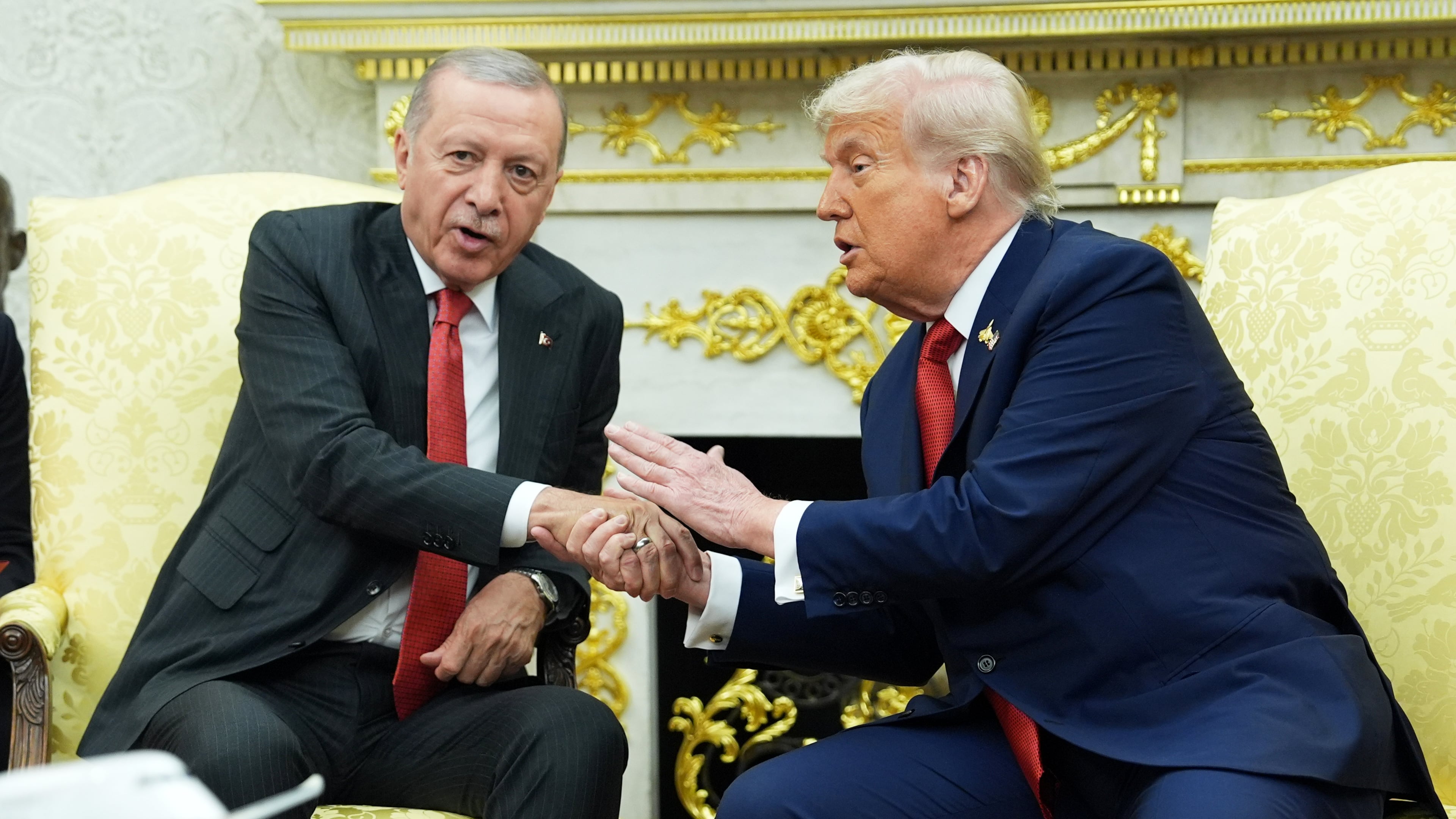 President Donald Trump, right, shakes the hand of Turkish President Recep Tayyip Erdogan during a meeting in the Oval Office of the White House, Thursday, Sept. 25, 2025, in Washington. (AP Photo/Evan Vucci)