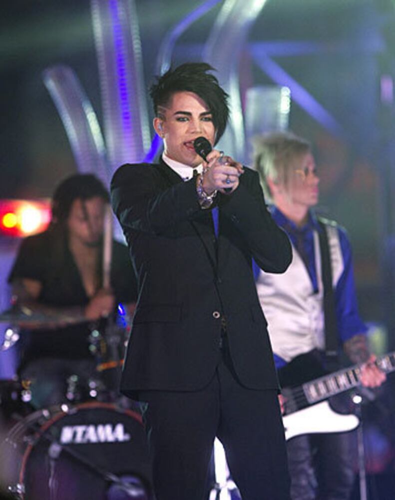 Miley Cyrus gets racy at MuchMusic Awards