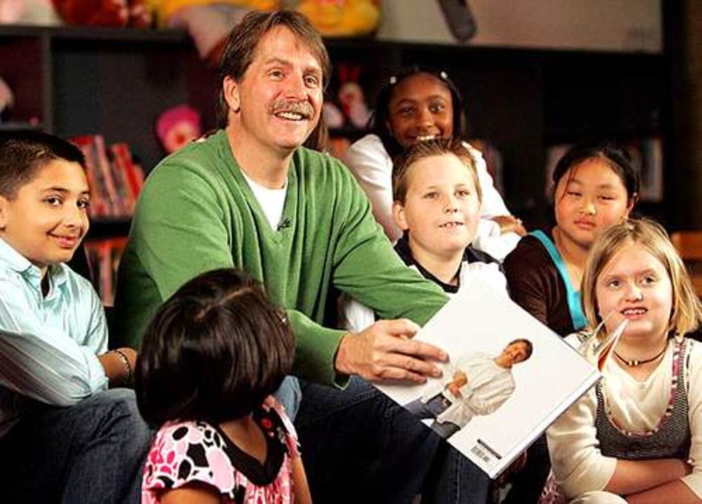 Jeff Foxworthy reads his new children's book to students in Alpharetta