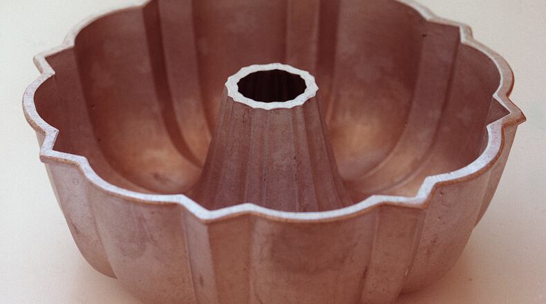 000501 ATLANTA, GA: Bundt pan for Cover story on Bundt cake by Reagan walker. FOOD. (WILLIAM BERRY/staff) 5-1-00