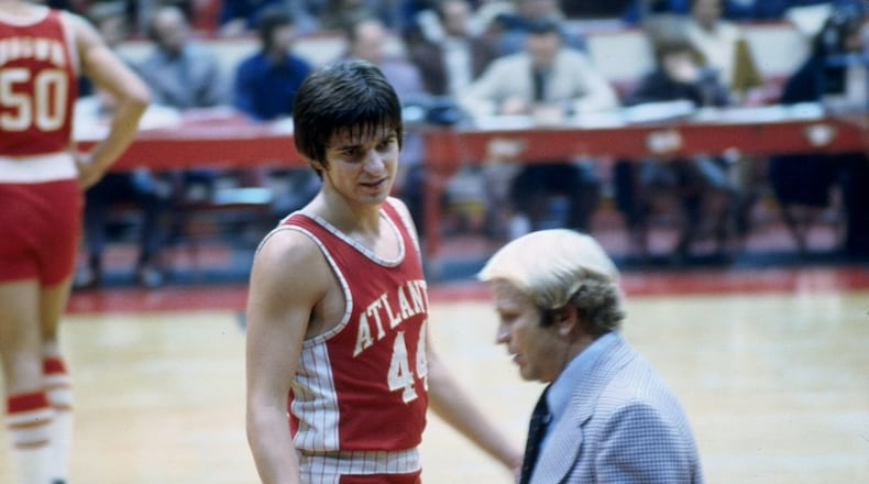 ATLANTA - JANRUARY:  Atlanta Hawks Guard Pistol Pete Maravich talks with his Coach Cotton Fitzsimmons during the Hawks NBA game in Janruary 1974 at the Omni Arena in Atlanta, Georgia. (Photo By Jonathan Daniel/Getty Images)