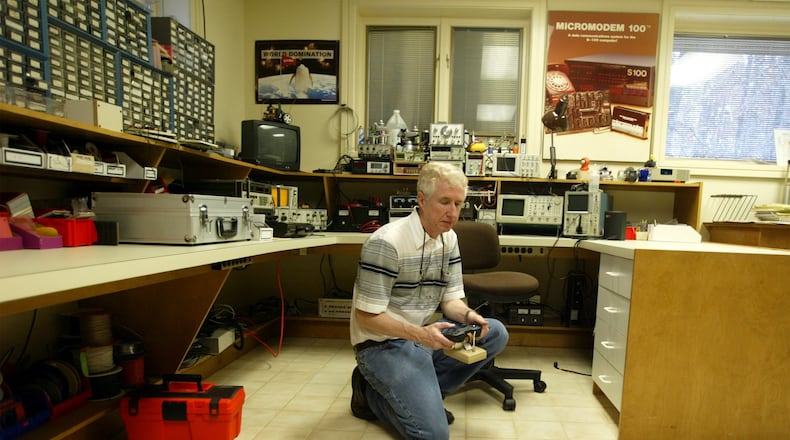 Dale Heatherington, seen here in 2003, helped design some of the first modems that allowed the general public to easily go online. Heatherington later retired in 1984 from Hayes Microcomputer Products, the metro Atlanta-based company he co-founded with Dennis Hayes, and spent the rest of his life inventing and tinkering, including making hobby battle robots. Heatherington died in 2021. (Brant Sanderlin/AJC 2003 photo)
