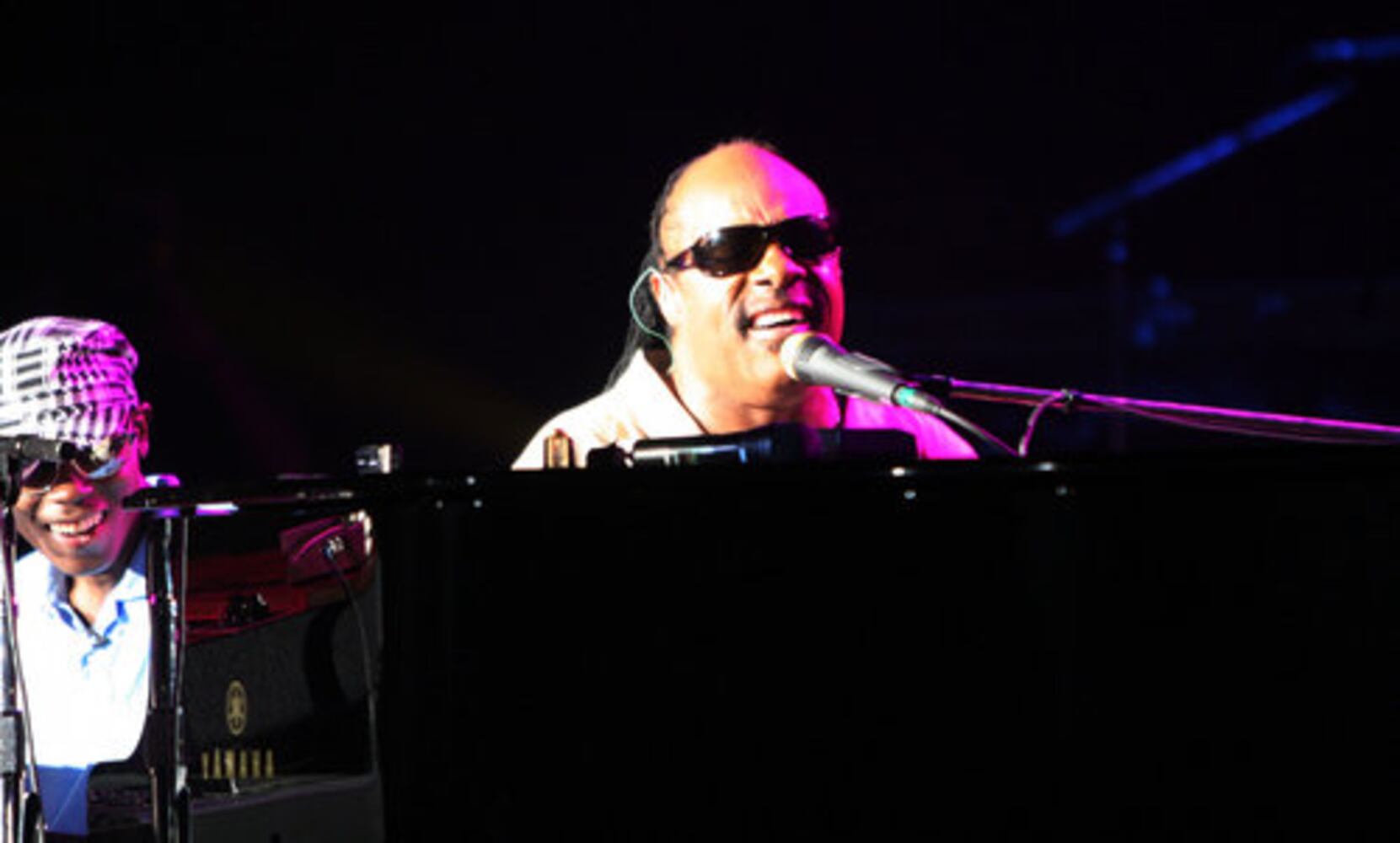 Stevie Wonder plays at Verizon