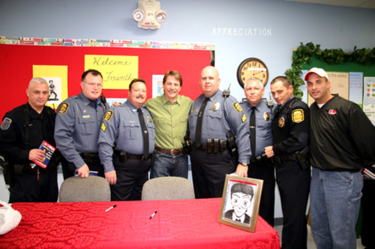 Jeff Foxworthy charms book fans at Loganville Wal-Mart