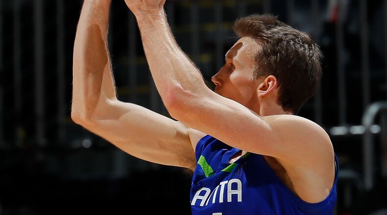 Mike Dunleavy shoots a 3-pointere against the Boston Celtics at Philips Arena on January 13, 2017 in Atlanta, Georgia. (Photo by Kevin C. Cox/Getty Images)