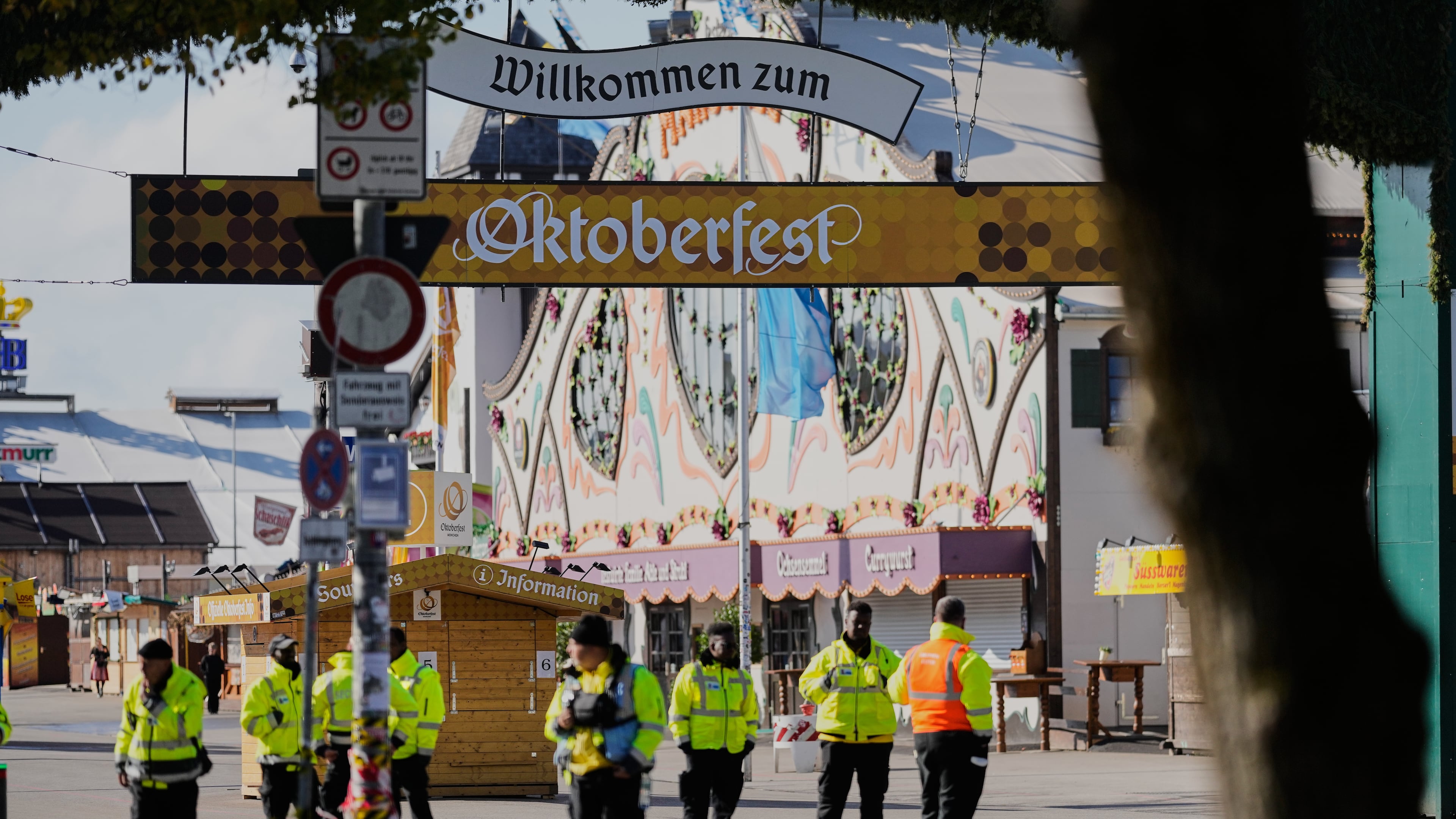 Security people stand on the area of the Oktoberfest that stays closed after a bomb threatening in Munich, Germany, Wednesday, Oct.1, 2025. (AP Photo/Matthias Schrader)