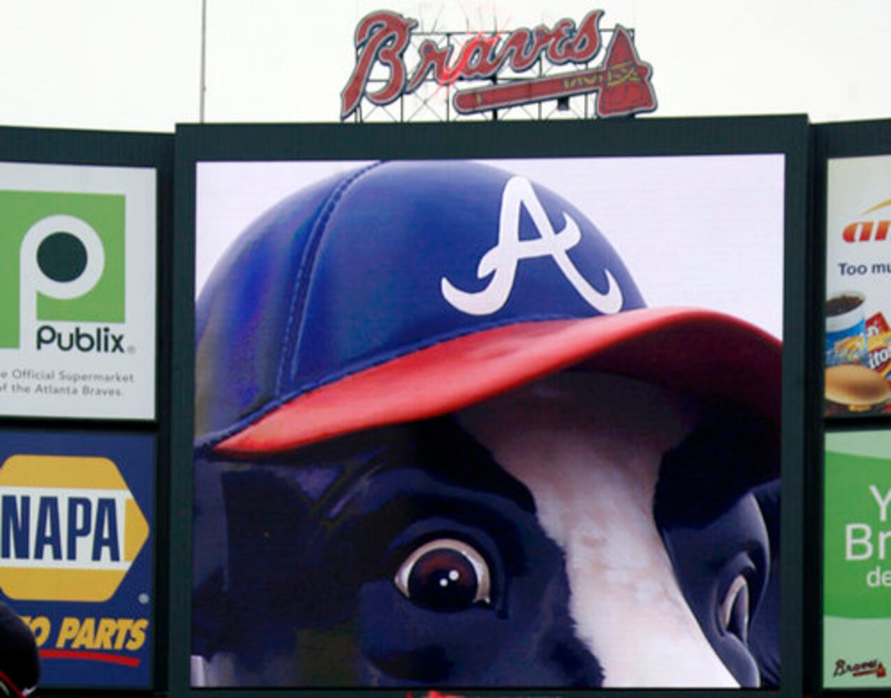 Turner Field cow does tomahawk chop!