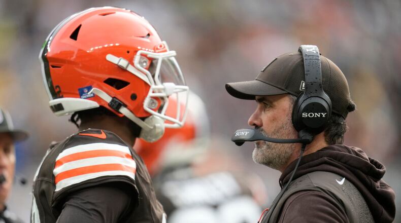 Browns coach Kevin Stefanski (right) talks with quarterback Shedeur Sanders during a game against the Steelers on Sunday, Dec. 28, 2025, in Cleveland. Sanders was one of three quarterbacks that Cleveland started in 2025. (Sue Ogrocki/AP)