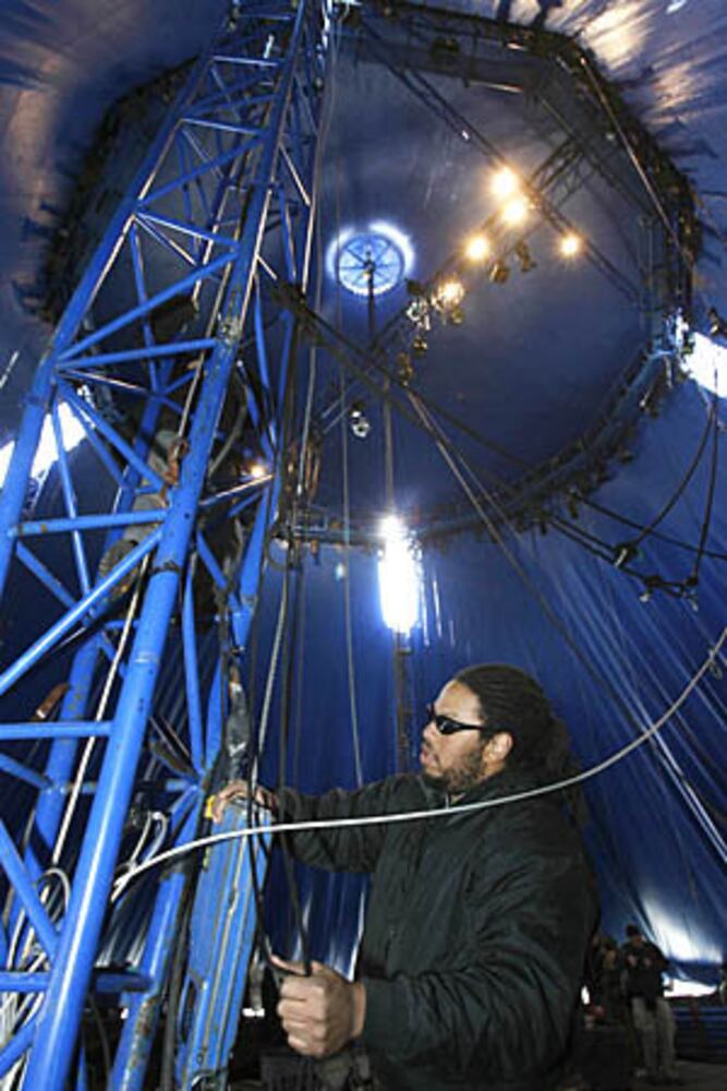 Big Apple Circus: Raising of the tent