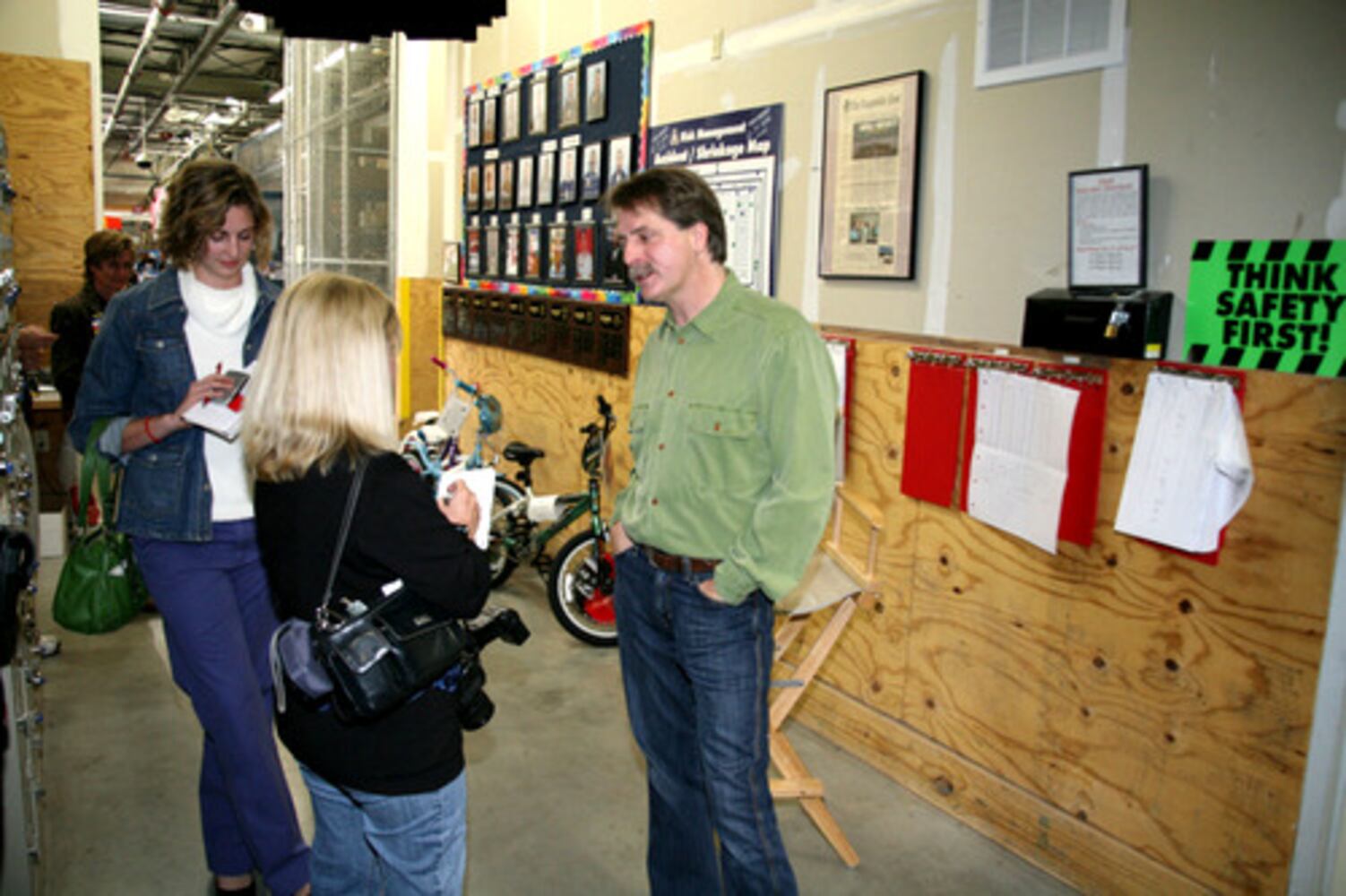 Jeff Foxworthy charms book fans at Loganville Wal-Mart