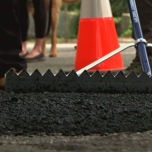 ‘Pothole Posse’ tackling troubled roads in Atlanta neighborhood. (WSB screenshot)