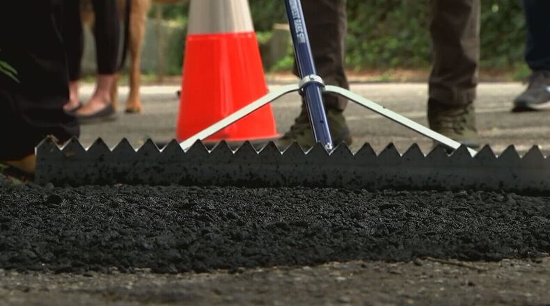 ‘Pothole Posse’ tackling troubled roads in Atlanta neighborhood. (WSB screenshot)