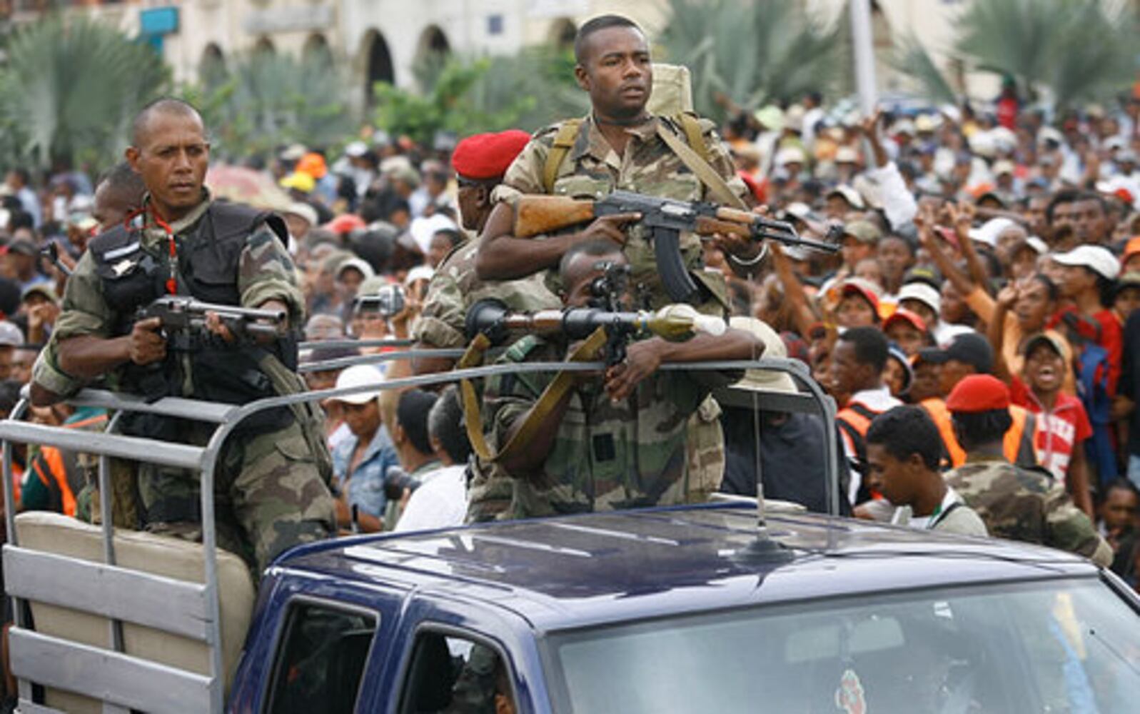 Madagascar dissolves government