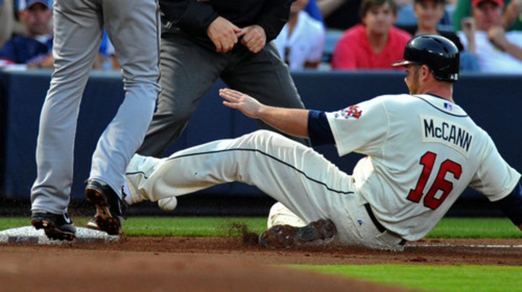 Braves wear new uniforms against Brewers
