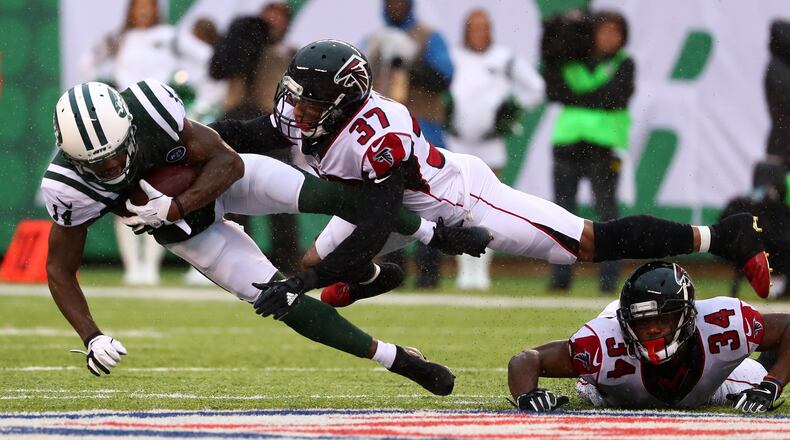 EAST RUTHERFORD, NJ - OCTOBER 29: Free safety Ricardo Allen #37 of the Atlanta Falcons tackles wide receiver Charone Peake #17 of the New York Jets in the first quarter of the game at MetLife Stadium on October 29, 2017 in East Rutherford, New Jersey. (Photo by Al Bello/Getty Images)