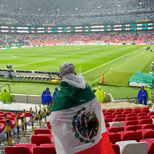 A Mexican fan waits in the rain for the start of the World Cup round of 32 soccer match between Mexico and Ecuador in Mexico City, Tuesday, June 30, 2026. (AP Photo/Natacha Pisarenko )