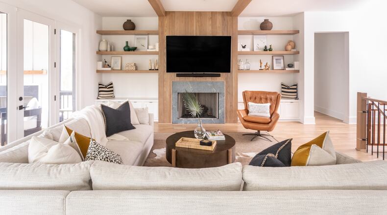 Designer Andi Morse created symmetry on the top shelf in this living room to make sure the overall shelfie didn't feel visually overwhelming and distracting.
(Courtesy of Morse Design / Heidi Harris Photography)