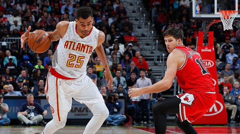 Thabo Sefolosha of the Hawks drives against Doug McDermott of the Bulls at Philips Arena on November 9, 2016 in Atlanta, Georgia. (Photo by Kevin C. Cox/Getty Images)