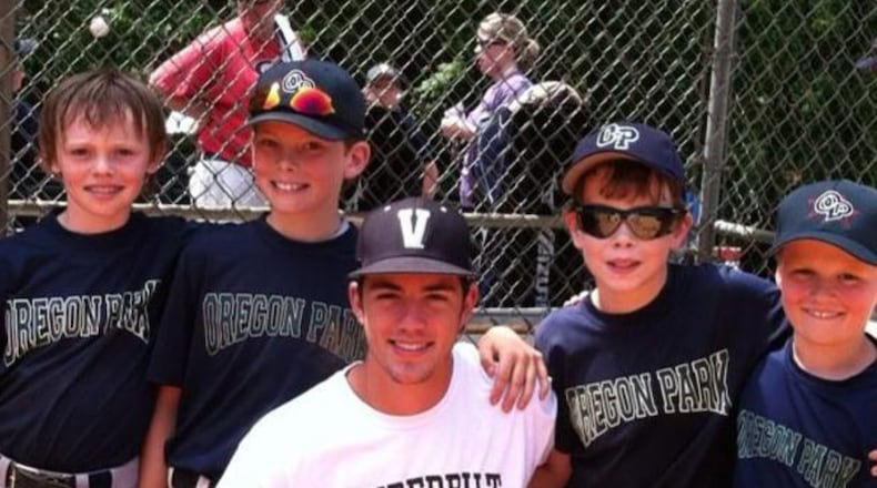Dansby speaks to Oregon Park All Stars about setting goals and getting better each practice! Pictured: Brock Herrero, Ty Halliburton, Alex Elliott and Bowen Mayfield(10 years old here) all HS freshmen on the baseball team this year!