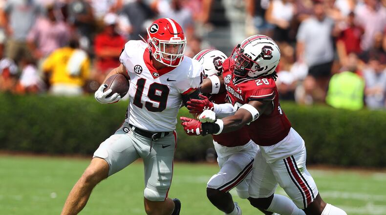091722 Columbia: Georgia tight end Brock Bowers makes a first down reception against South Carolina during the second quarter in a NCAA college football game on Saturday, Sept. 17, 2022, in Columbia. Bowers caught five passes and scored three touchdowns in the game.   “Curtis Compton / Curtis Compton@ajc.com