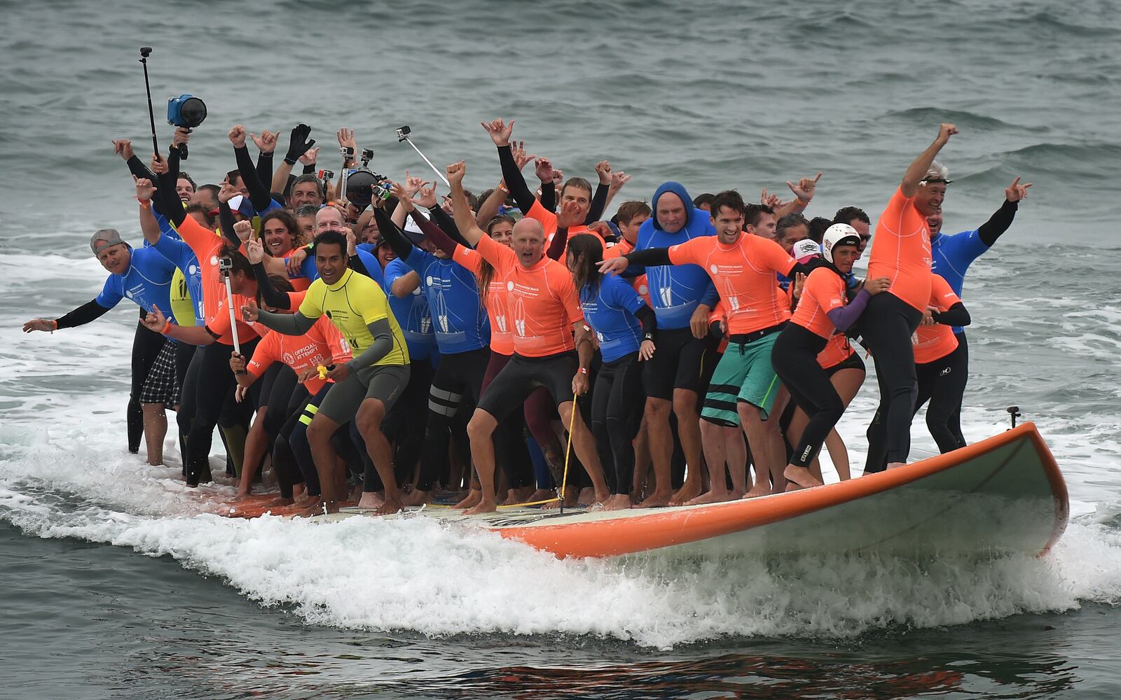 World's largest surfboard
