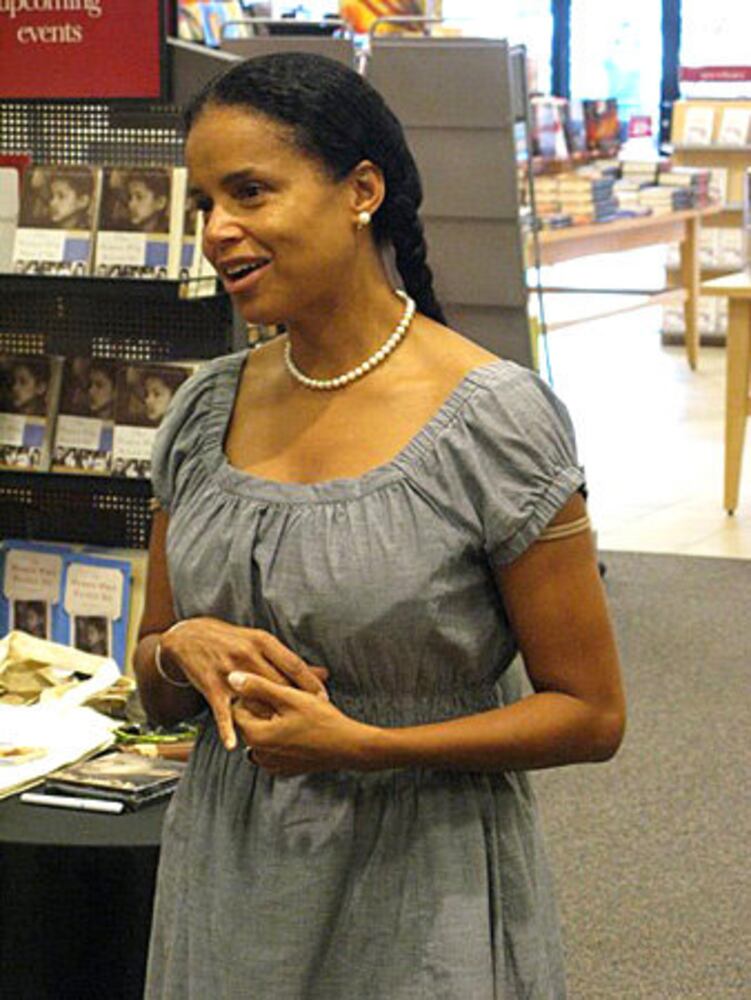 Actress Victoria Rowell meets Atlanta fans