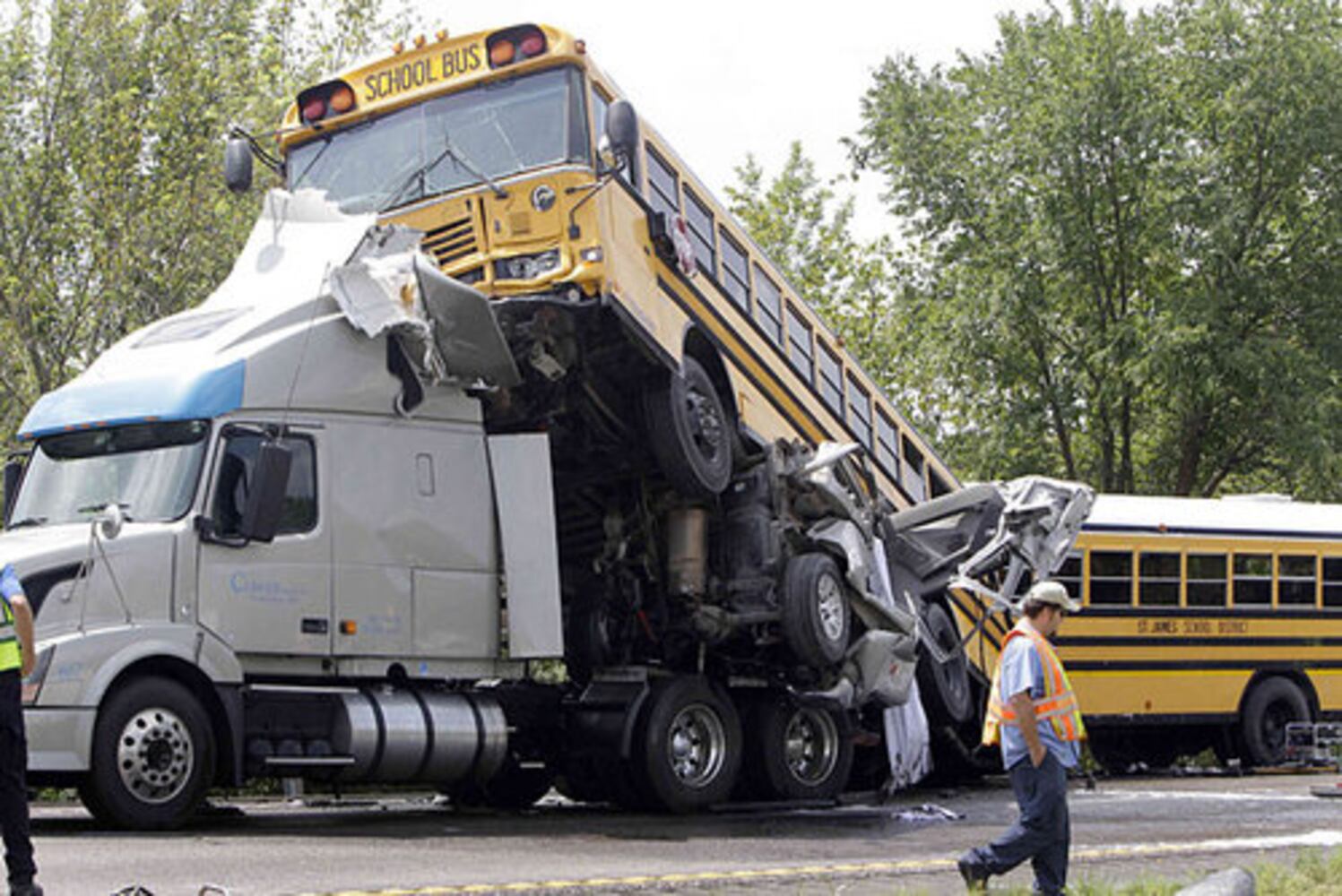 2 dead, dozens hurt in Missouri bus crash