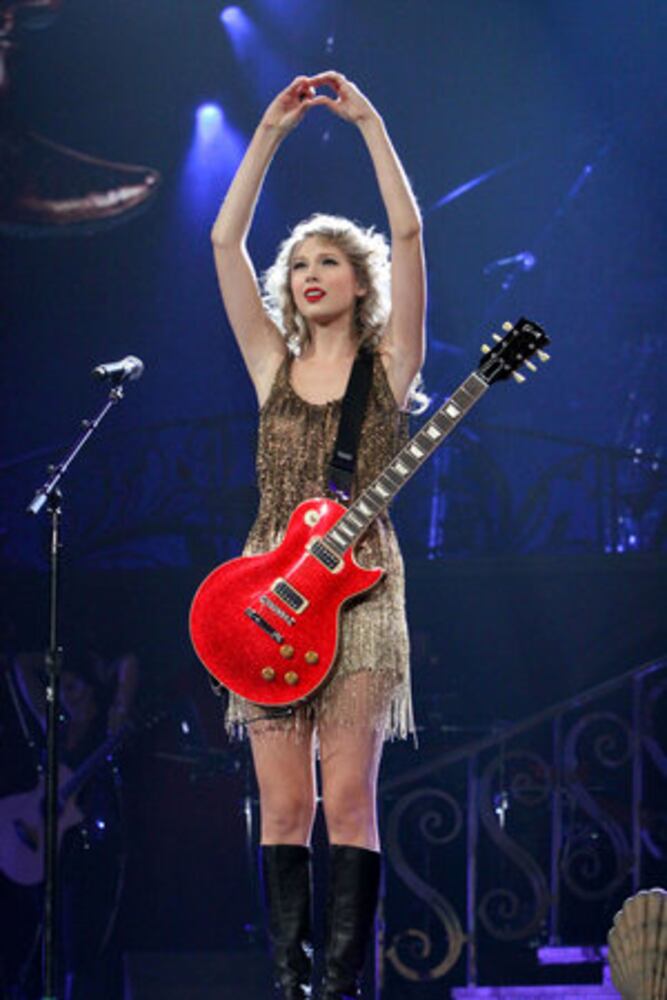 Taylor Swift sells out Philips Arena