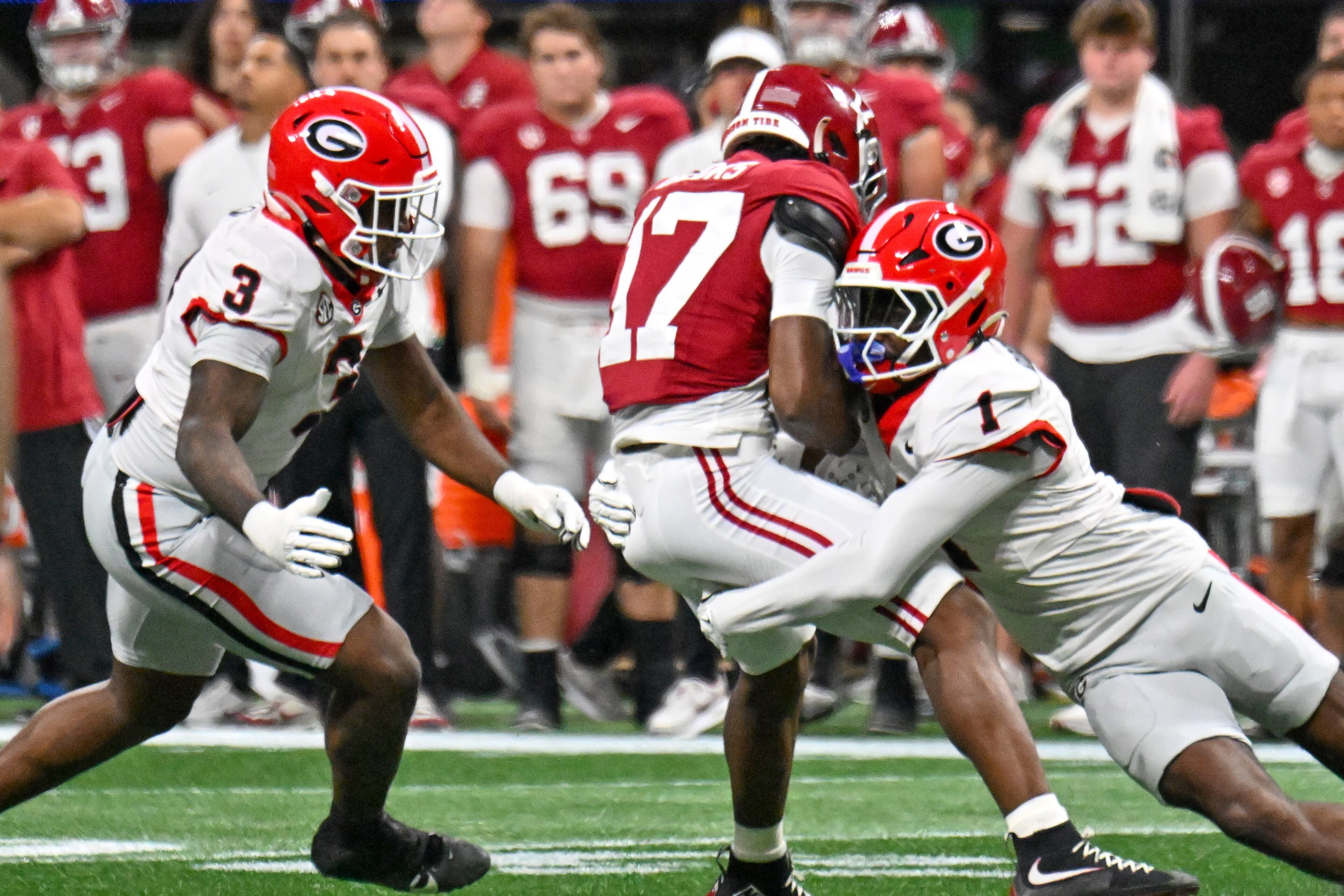 Alabama wide receiver Lotzeir Brooks (17) is stopped by Georgia linebacker CJ Allen (3) and defensive back Ellis Robinson IV (1) during the first quarter of the SEC Championship game at Mercedes-Benz Stadium, Saturday, Dec. 6, 2025, in Atlanta. (Hyosub Shin / AJC)