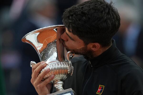 Carlos Alcaraz of Spain, kisses the trophy after winning the Italian Open tennis tournament at the Foro Italico in Rome, Sunday, May 18, 2025. (AP Photo/Alessandra Tarantino)